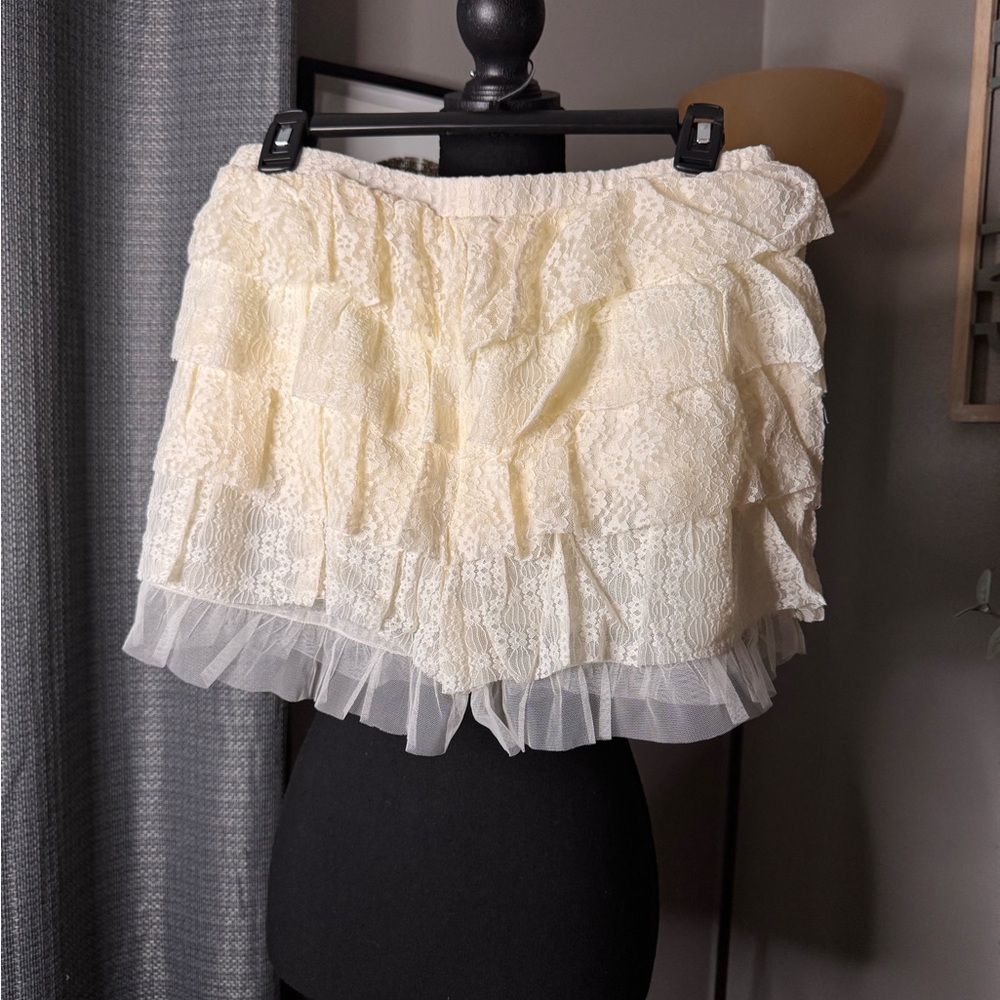 Promesa Cream Lace Ruffle Bloomers Shorts - Picture 3 of 5